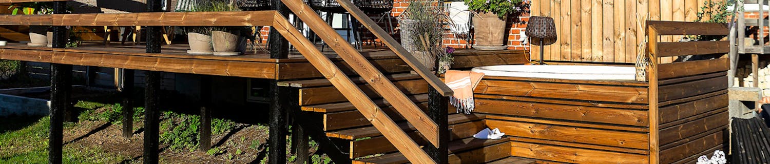 Den nederste delen av badestampen skjules av trekledning Den nederste delen av badestampen skjules av trekledning